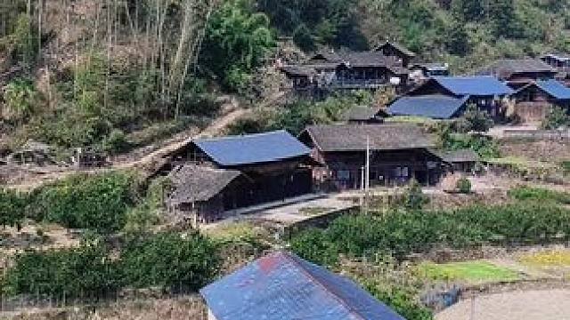 稀里糊涂又半年，他乡谋生半世艰，醉来明月也笑我，只填白发未增钱！走的再远，最牵挂的还是家中的爹娘和从