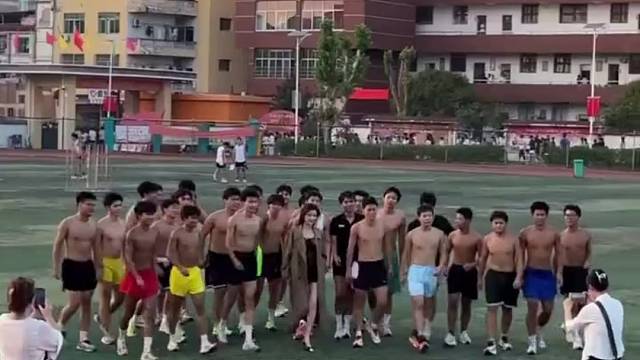 别看他们人多，都不够这女的打。