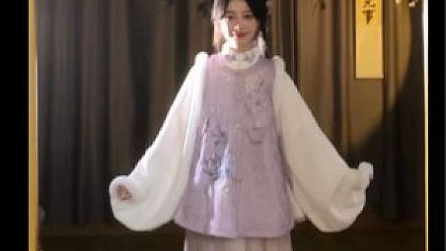 “嘿嘿！我今天的紫色小夹袄这么好看，可不许再咬了！！” #古典舞 #国风古韵 #汉服 #浅跳一下