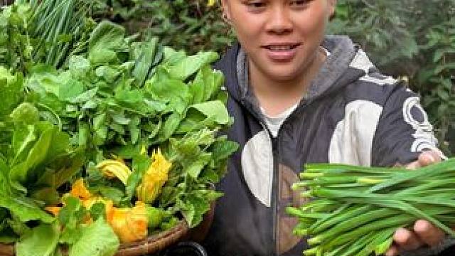 今天摘了一大堆新鲜蔬菜，做个豆豉火锅吃到饱 #火锅 #蔬菜 #农村生活 #美食分享