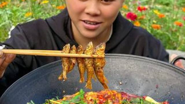 今天做一大锅酸辣小河鱼一次吃过瘾 #美食 #野生鱼 #美食分享 #农村生活