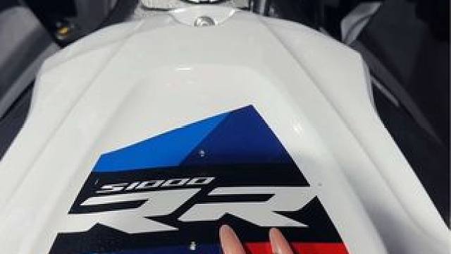 年轻人谁不想拥有一台双RR呀！
#爱机车爱生活 #每个男人都有一个机车梦 #宝马 #宝马双rr #仿