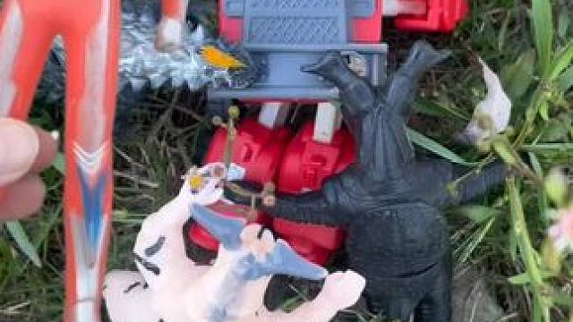 怪兽们又在欺负人了还发现迪迦的变身器#儿童玩具 #奥特曼玩具 #儿童乐趣 #小盆友玩具