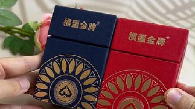 掼蛋金牌双副装小礼盒，方便携带方便收纳， 环保软胶材质，防滑耐磨，柔韧性回弹性俱佳，脏了还能水洗，一