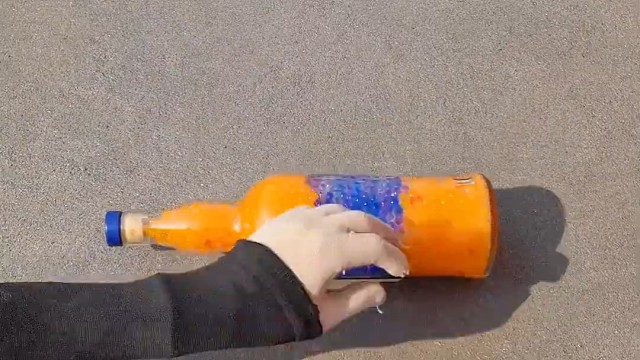 楼梯滚瓶子爆破解压时刻