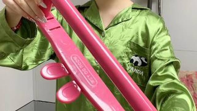 #可伸缩拖鞋架   凉鞋拖鞋用它收纳不占空间，还能当个#可伸缩毛巾架  使用，卫生间干净整洁多了#免