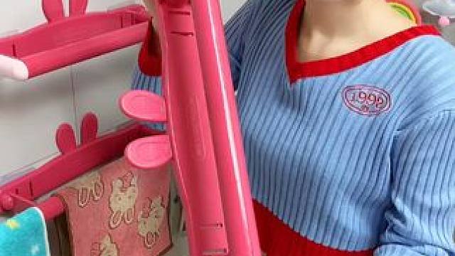 #可伸缩拖鞋架   凉鞋拖鞋用它收纳不占空间，还能当个#可伸缩毛巾架  使用，卫生间干净整洁多了#免