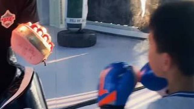 没有天生的自信，只有不断培养的信心，散打搏击可以教会你坚强，教会你勇敢，教会你自信， 教会你迎难而上