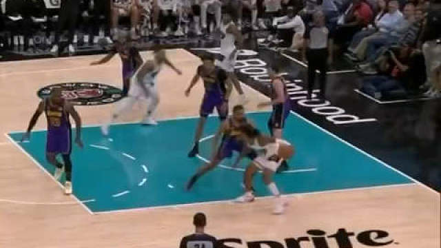 莫兰特面对文森特进球后比出too small的庆祝动作，老詹随后打了莫兰特一个后也比出了同样的动作。