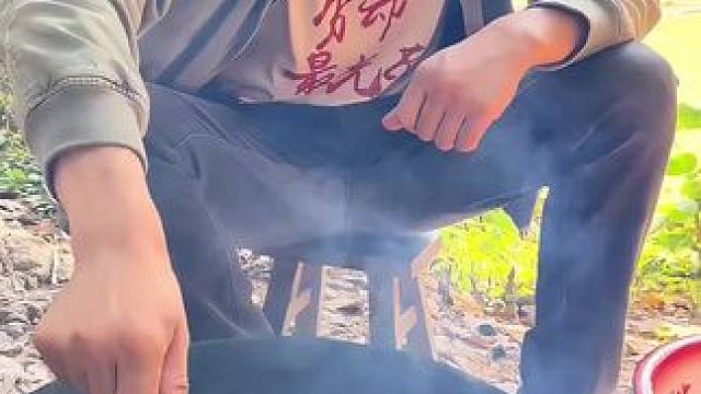 #我的乡村生活 #农村美食 #治愈系乡村美食 
煮五花肉炒茼蒿太好吃了