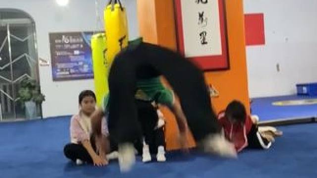 小男孩下课展示蛤蟆功，这才是少年该有的模样！ #武术 #蛤蟆拳 #中华武术博大精深 #让习武改变人生