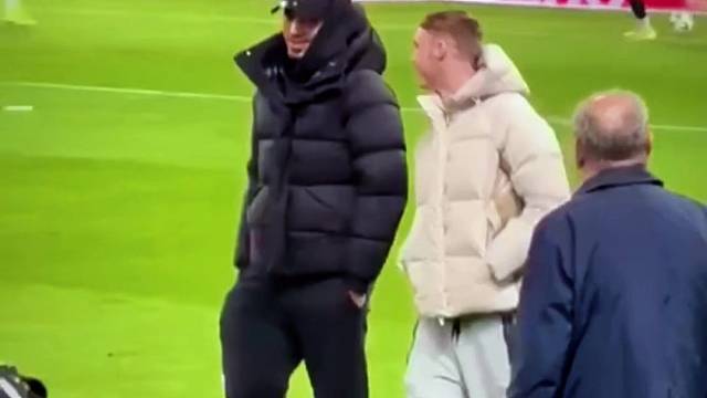 天太冷了！帕尔默穿着羽绒服观战切尔西比赛