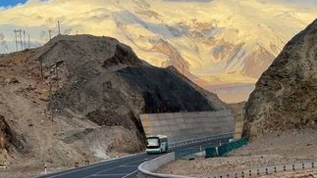 少与人纠缠，多看大自然，当你找不到答案的时候，就去山里走走。#帕米尔高原 #生命就应该浪费在这种地方