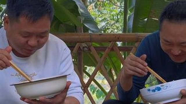 冬吃萝卜#萝卜炖牛腩 哥俩直接用盆吃，#看着流口水 #新农人计划2024 #农村美食 #乡村生活家