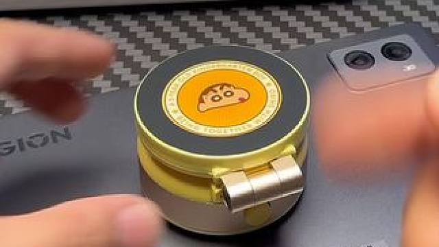 这个新款升级的蜡笔小新，真的太好用了！头一次见到这种磁吸手机支架。不留胶痕，想贴哪里都可以！#蜡笔小