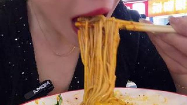 沉浸式嗦粉 9.9素拌粉，是那种细粉，鸡汤那个套餐也好吃的，多多的鸡肉酱#疆巷子拌粉 #乌鲁木齐拌细