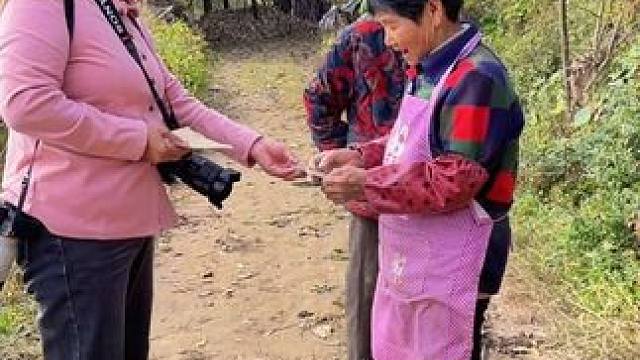 摄影师雪姐给山区老人送照片#走进大山深处 #山坡坡上的风景 #在那遥远的小山村