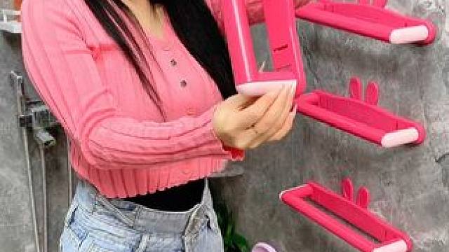 #可伸缩拖鞋架   凉鞋拖鞋用它收纳不占空间，还能当个#可伸缩毛巾架  使用，卫生间干净整洁多了#免