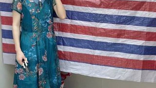 #可伸缩拖鞋架   凉鞋拖鞋用它收纳不占空间，还能当个#可伸缩毛巾架  使用，卫生间干净整洁多了#免