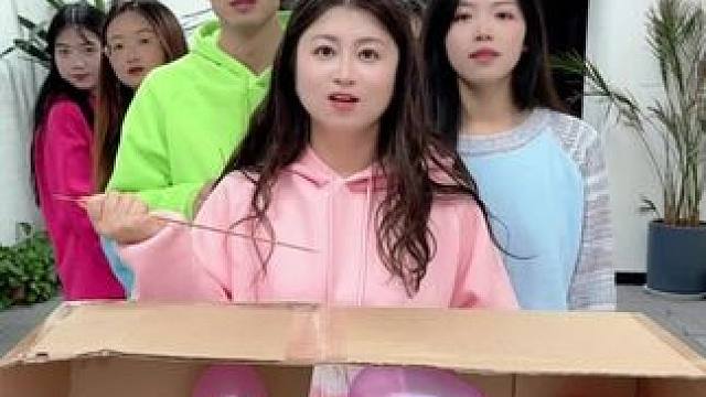 扎气球挑战，哈哈好玩刺激 #办公室游戏 #真会玩系列 #意想不到的结局 #办公室日常