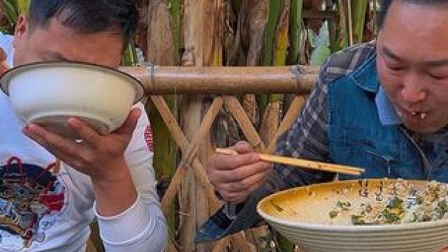 秋天的第一顿#辣椒 #擂椒皮蛋  #爆辣 爽口，拌饭哥俩吃撑了！#新农人计划2024 #人间烟火