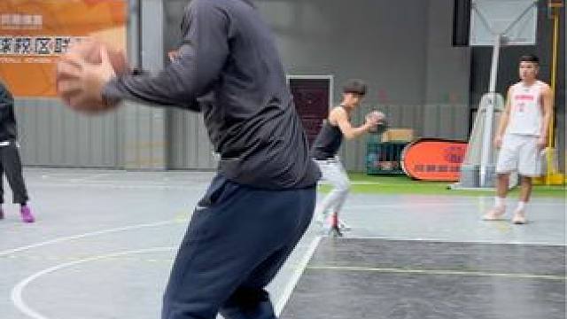 #篮球 #日常训练 #一分钟干货教学 
运球结合传球轮转训练
｜运球结合后退单手推传
｜运球后拉反手
