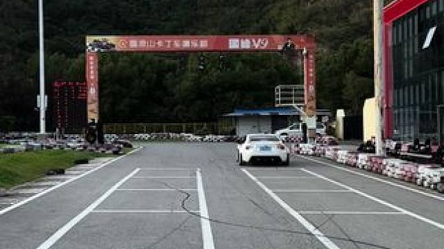 好多年没横滑，手法有点生疏！#速度与激情 #赛车