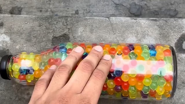 楼梯滚瓶子爆破解压时刻