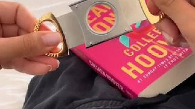 这样看书就不累手拉~ #玩个很新的东西