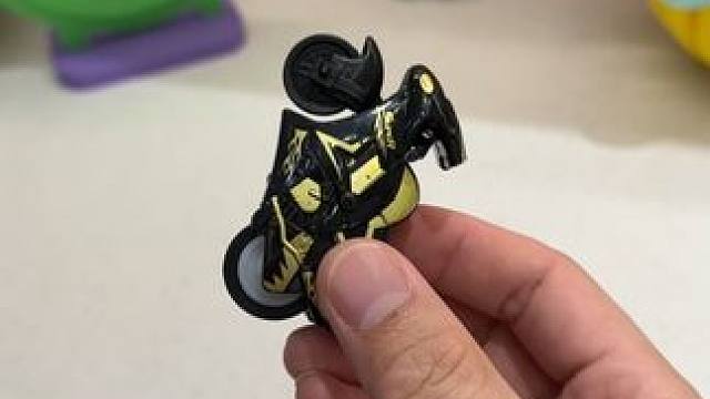 没有男生会拒绝这个会特技的摩托吧~ #玩个很新的东西 #有男生会拒绝这个玩具吗 #解压玩具