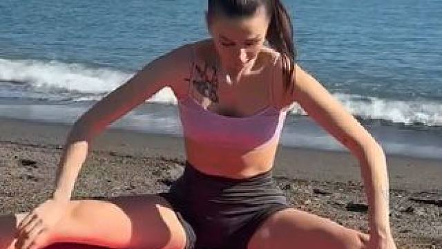 国外瑜伽视频分享 国外瑜伽视频分享，希望大家喜欢
#瑜伽美女 #运动女孩 #这是海边独有的氛围感 #