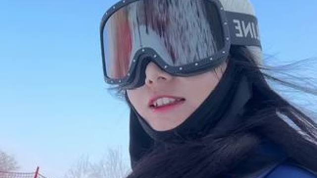 开板开板的你倒是开啊！ #滑雪可以提上日程了 #单板滑雪 #滑雪 #这里有个雪想请你滑一下 #一起滑