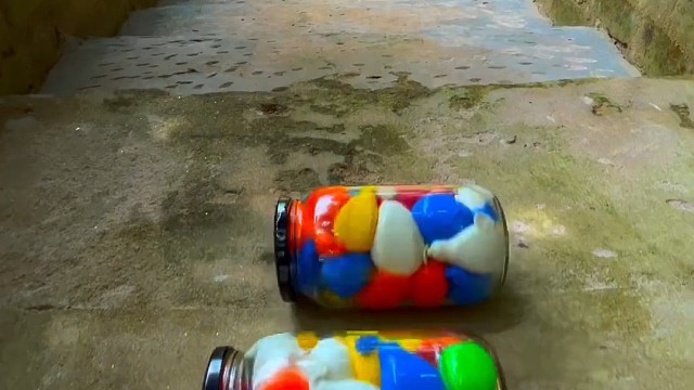 楼梯滚瓶子爆破解压时刻