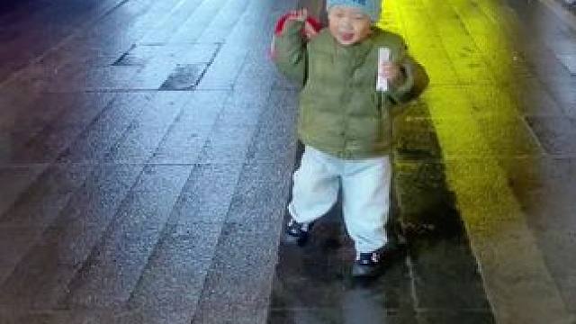 两岁的孩子看似什么都不懂，但是爸妈对他的好他会很开心 #亲子互动 #带娃 发点小日常，铁子不介意吧