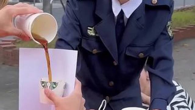 小伙给保安变魔术#看一遍笑一遍 #笑到肚子疼 #搞笑#搞笑视频#搞笑配音