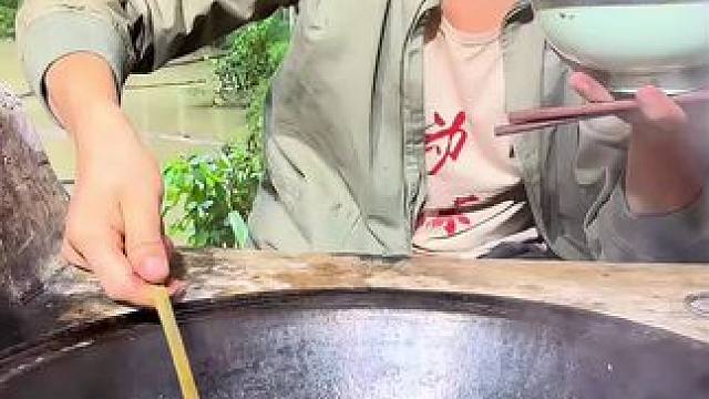 #我的乡村生活 #农村生活 
今天吃点好的炖个猪脚吃的美美的