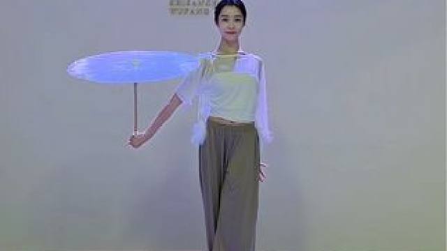 也就拍了二十多遍吧，终于抓到了伞 #腰上滚伞高难度挑战 #吴谨言腰上滚伞 #腰上滚伞 #古典舞