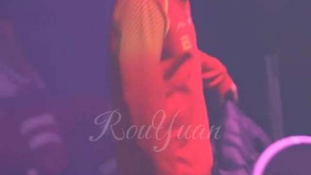 王楚钦提溜着箱子来看石头比赛，一进来就闹笑话了头。。