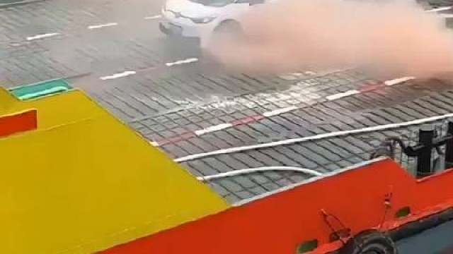 幸好还没进船舱里，这种情况保险赔吗？