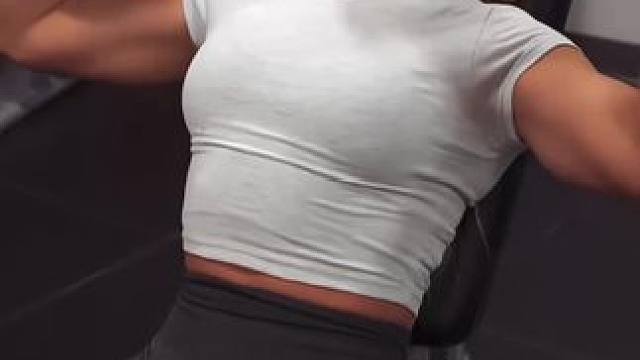 #力量训练 你的18岁女友已上线…#精神氮泵 #运动女孩 #美出高级感 #撸铁女孩