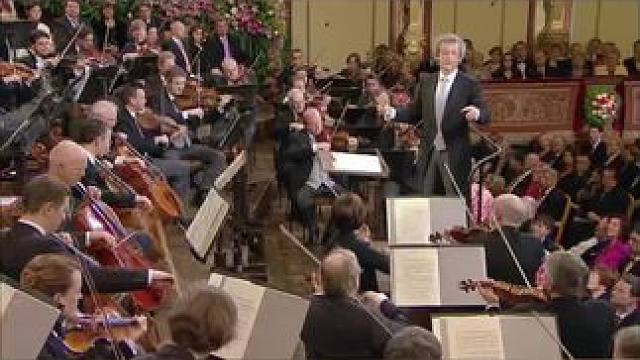 跨年夜，伴着维也纳的旋律翩翩起舞，施特劳斯的乐章会是你新年最美的开篇之礼。#演出现场视频#音乐会#神