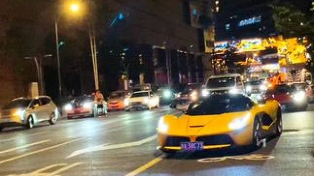 原来神车都是一起出门的，法拉利拉法，迈凯伦塞纳#法拉利拉法 #迈凯伦塞纳 #排气声浪 #车友聚会 #