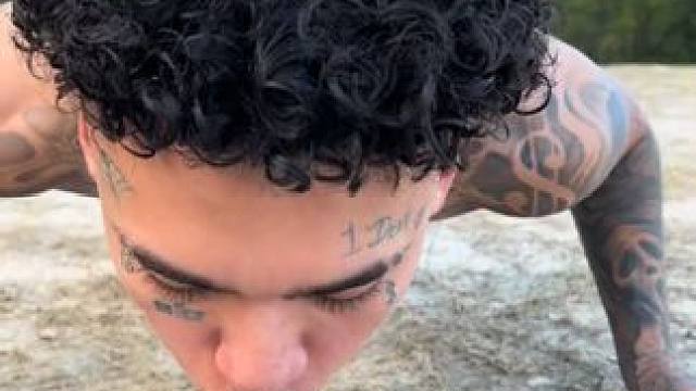 死亡之吻 #国外视频分享 #专业操作请勿模仿 #野生动物零距离