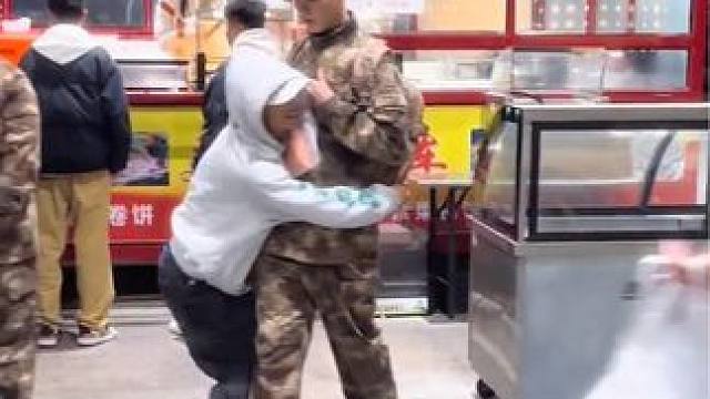 这烤肠真这么香吗？ #滑板 #倒霉 #兵哥哥