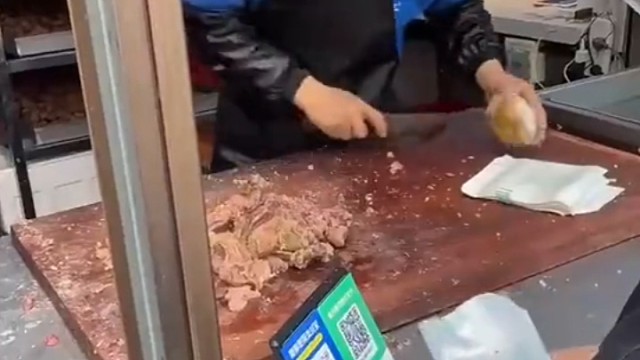 男子:额真想锤你！