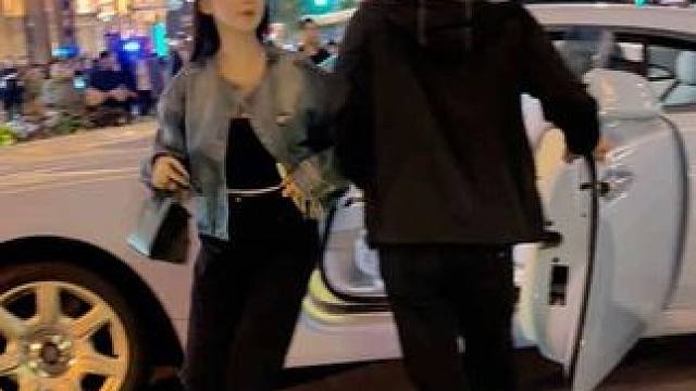 亲自从劳斯莱斯，下车来外滩18号吃夜宵的18岁小富婆，长得太漂亮了，走路都是带风的，有实力真的能提高