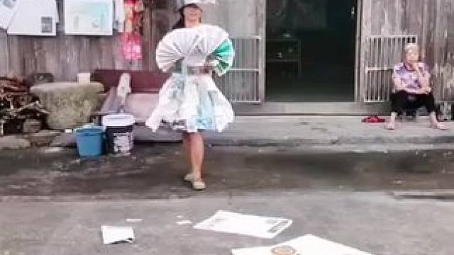 山卡卡里的农村大姐学费了开直播每天收获满满您还在恐播怕播不敢开播开播了不知说什么吗#记录真实生活 #