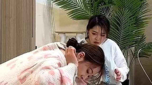 把家里放上粘鼠板，女友和她闺蜜全都中招，这粘性真是太强了！