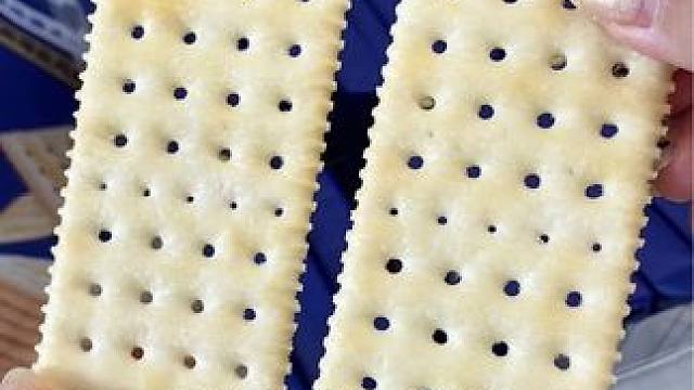 谁懂啊…真的好好吃！#海盐苏打饼干 #苏打饼干 #饼干 #好吃到停不下来 #夹心饼干