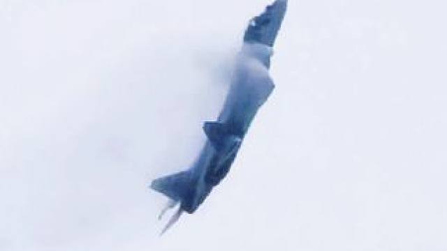 苏57进行试飞训练，表演眼镜蛇机动#珠海航展 #苏57